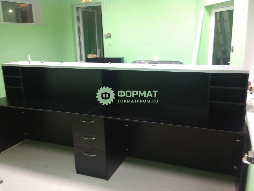 Производство и монтаж брендированного ресепшена